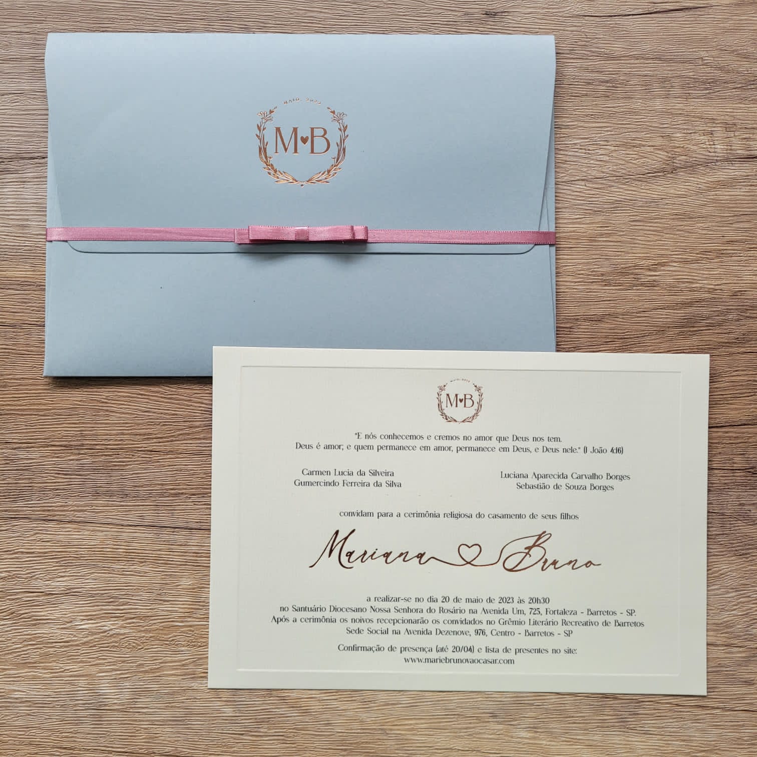 Convites de casamento impressos vs convites de casamento digitais