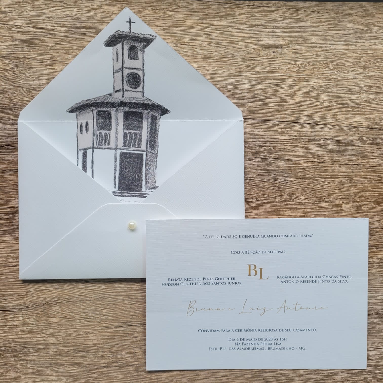 Convites de casamento impressos vs convites de casamento digitais: prós e contras para sua celebração