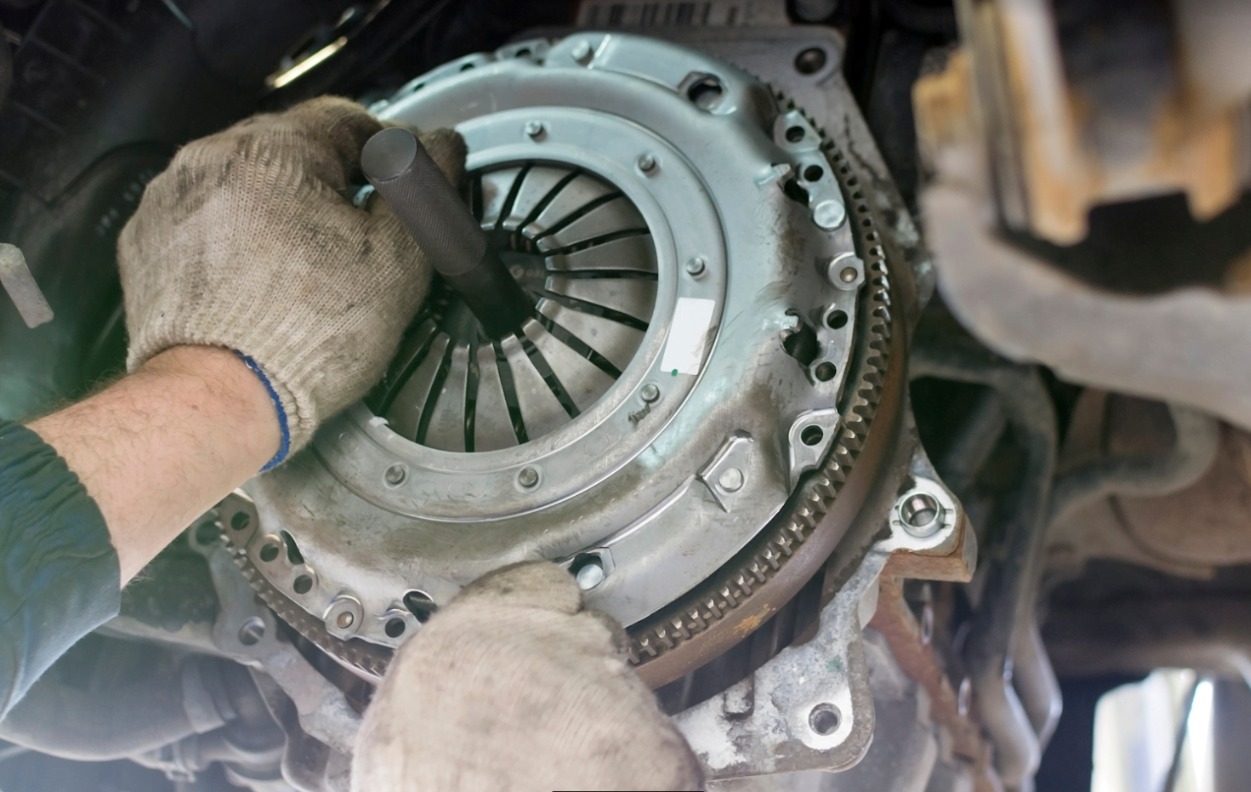 Pedal da Embreagem Duro ou Macio: O Que Isso Realmente Significa?